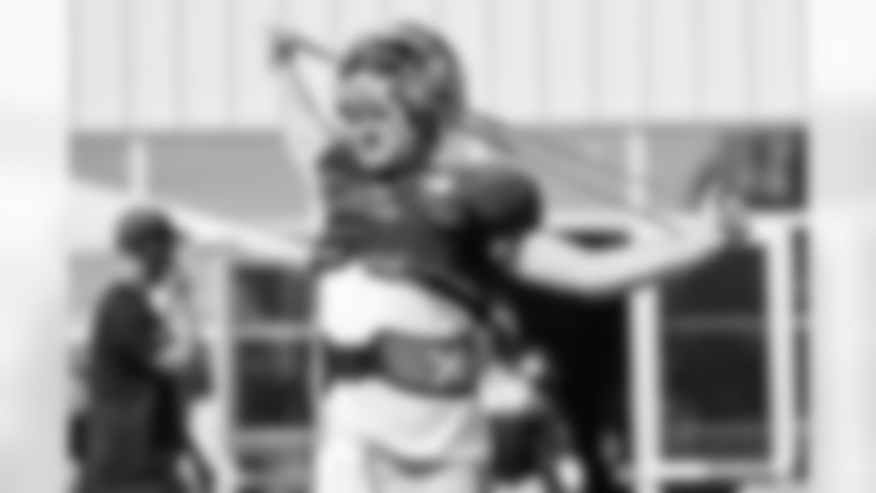 QB Sam Darnold