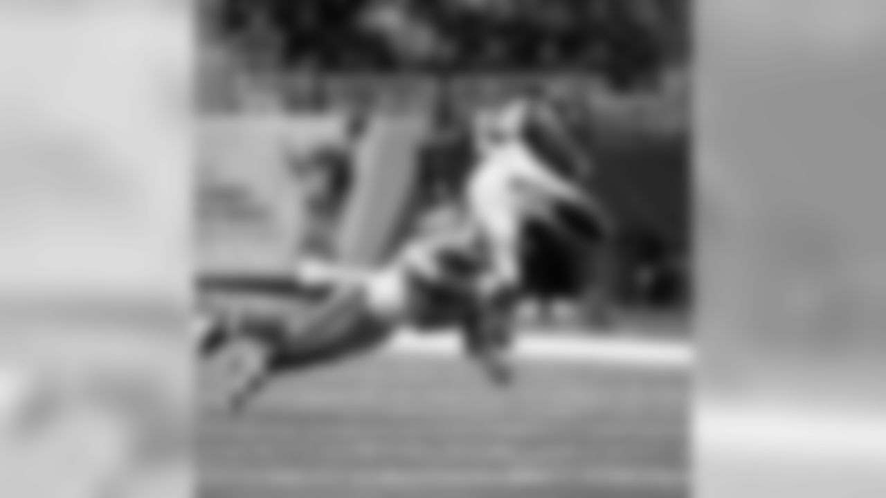 CB Walt Harris makes an ankle grab