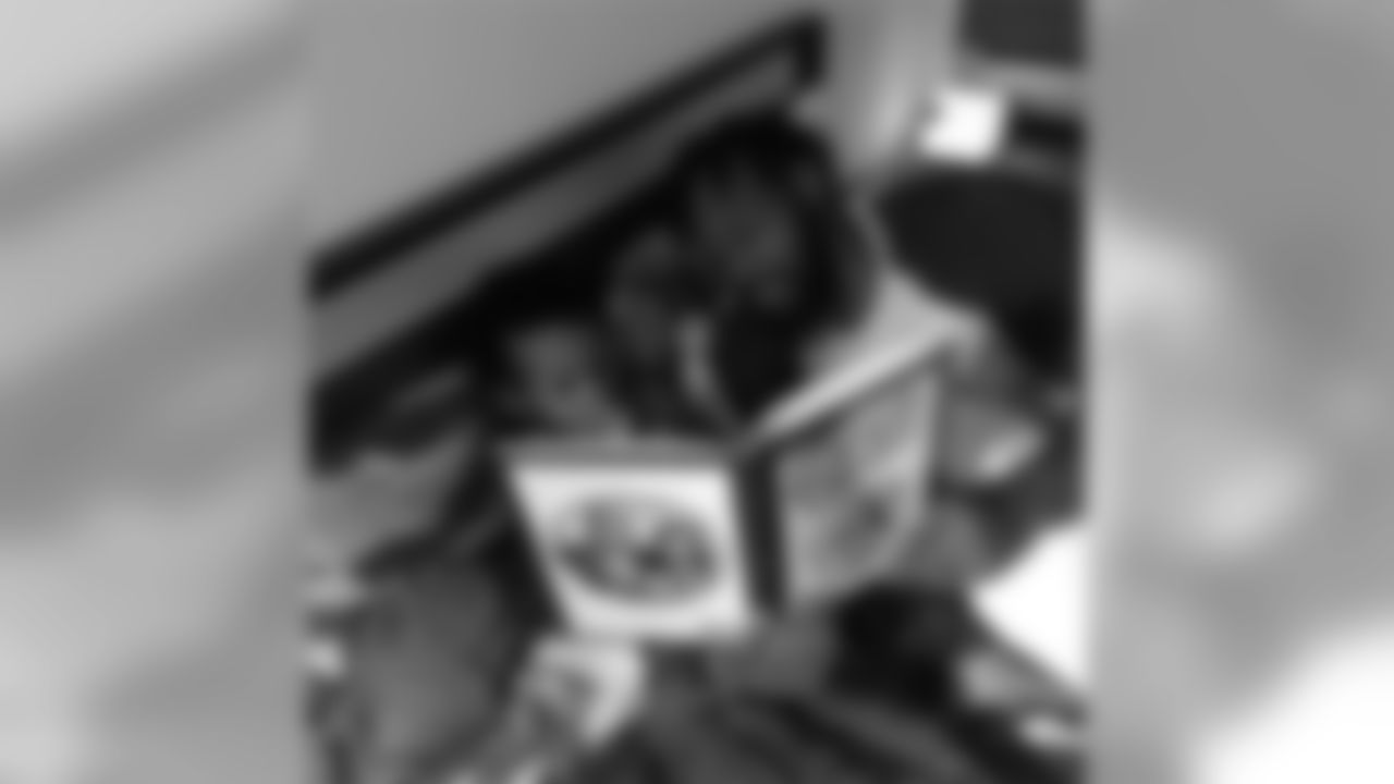 Dekoda Watson read his son a bedtime story. Follow @dekodawatson on Instagram.