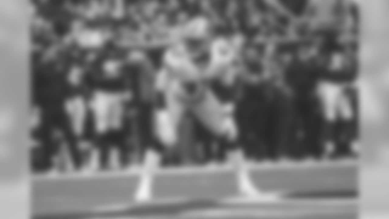 LB Elijah Lee