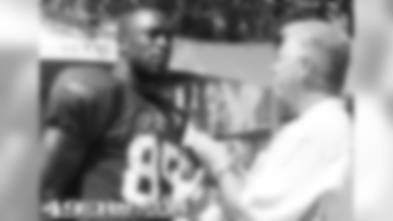 TE Vernon Davis talking with ESPN football analyst Chris Mortensen