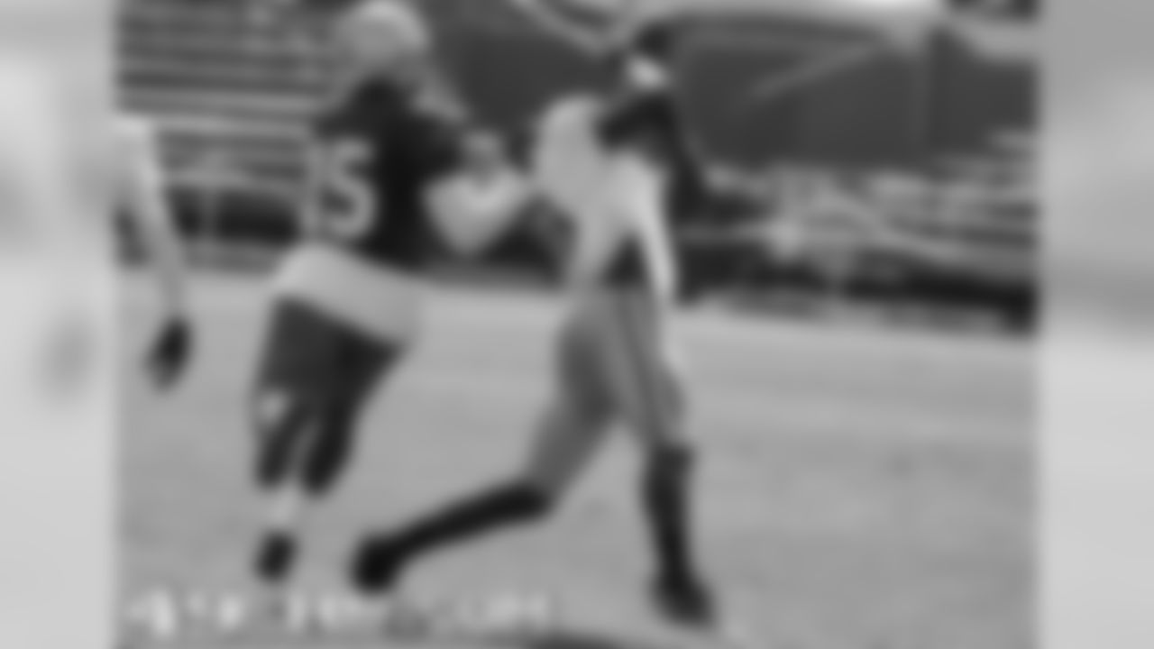 S Curtis Taylor intercepts a pass intended for WR Michael Crabtree