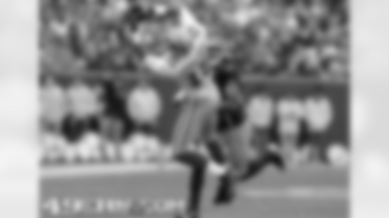 Michael Crabtree makes a tough catch in Green Bay