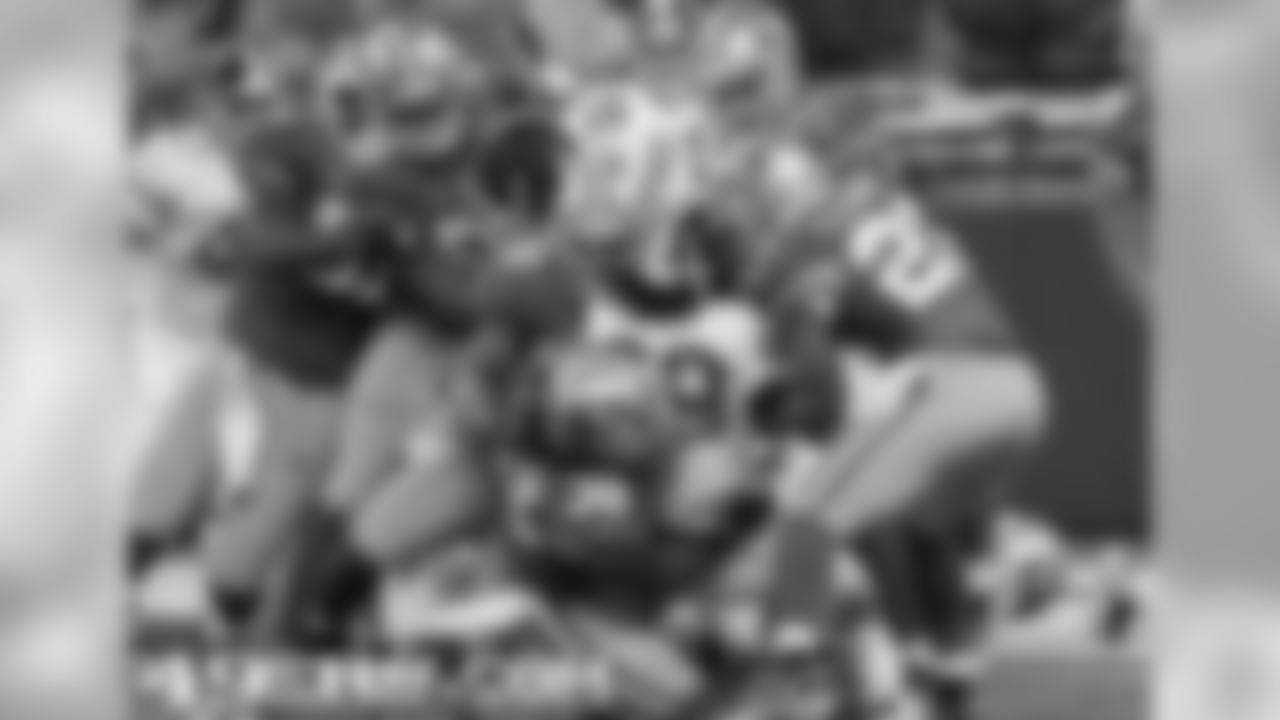 49ers defense swarms to Colts RB Joseph Addai