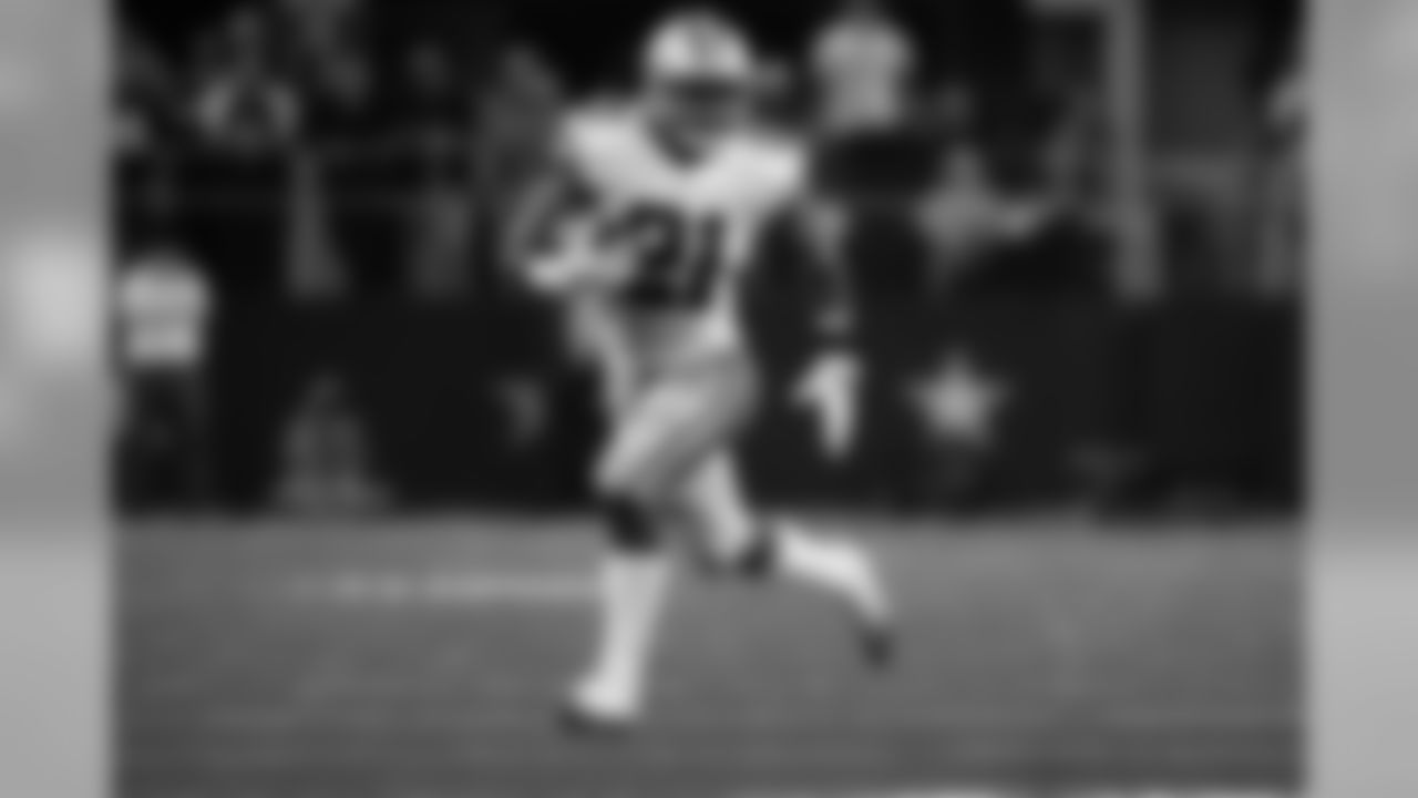 RB 21 Ezekiel Elliott