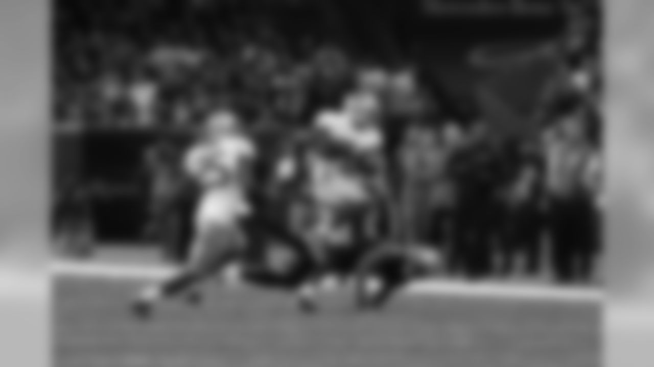 Antoine Bethea picks off Drew Brees on the third play of the game to set up the 49ers on New Orleans' 19-yard line.