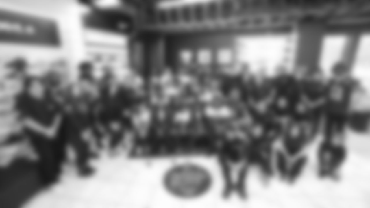 49ers Players Host SPAAT for a Holiday Blitz Shopping Event