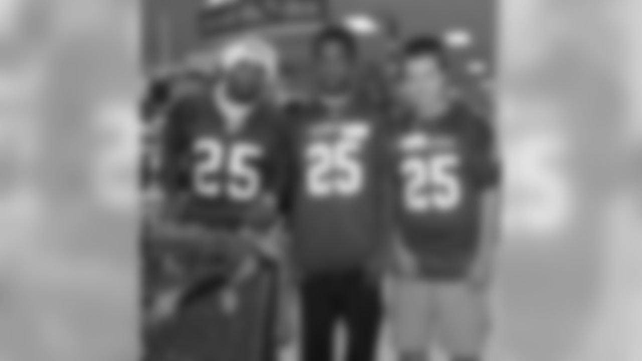 CB Tarell Brown takes part in the 49ers annual Shop With A Player event at