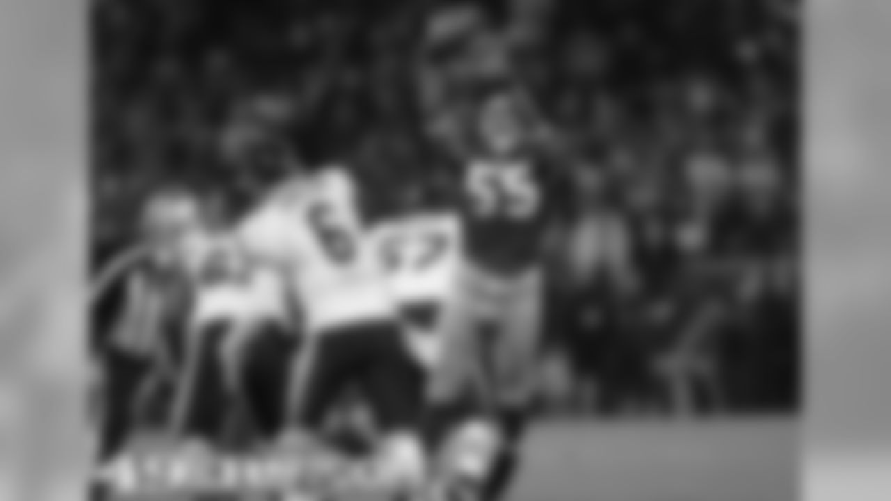 LB Ahmad Brooks vs. the Bears in 2009