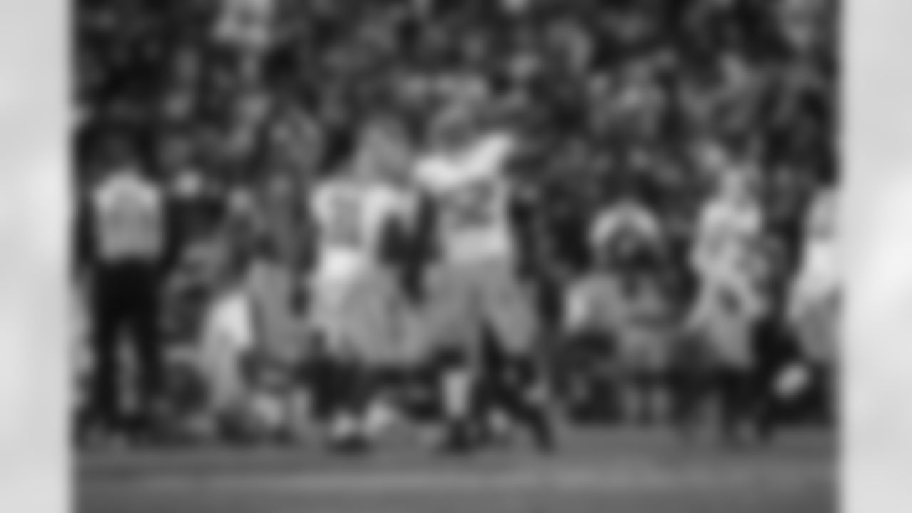 2013 - Linebacker Patrick Willis celebrates