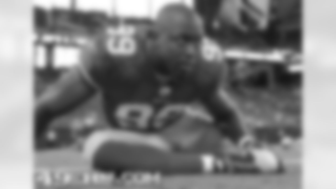 LB Manny Lawson