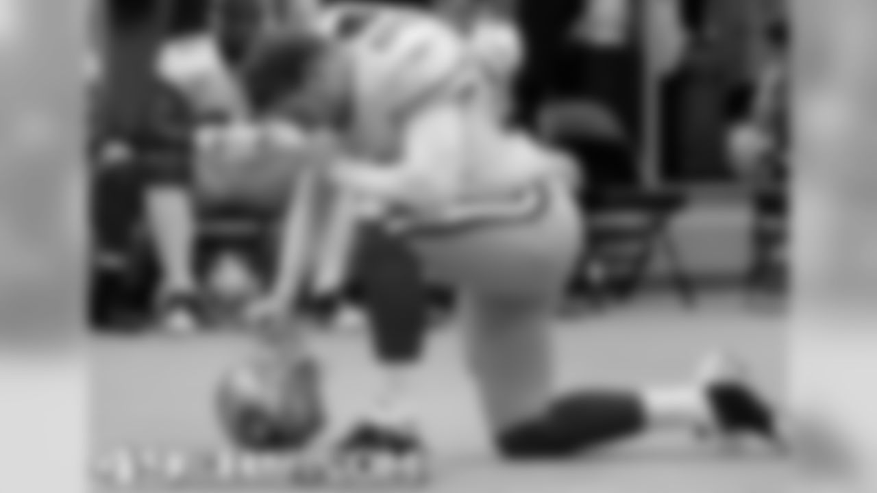 Brian Jennings takes a knee in the locker room before MNF in Arizona