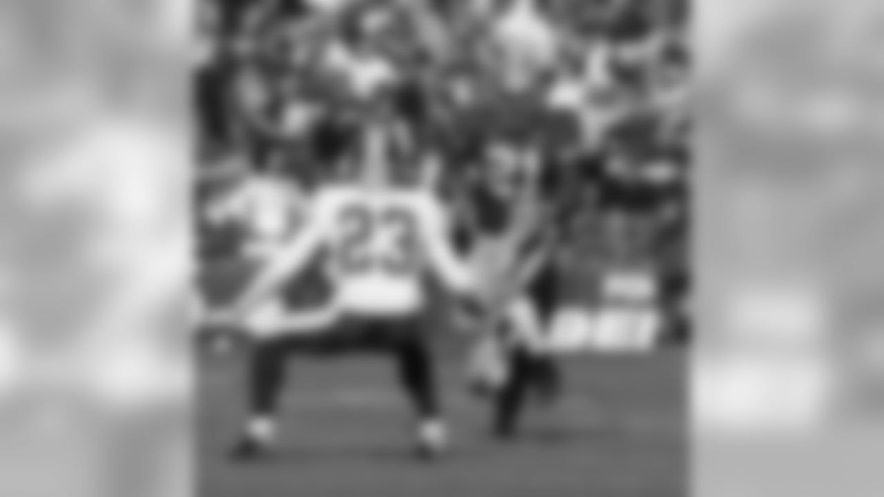 RB Frank Gore puts a move on DeAngelo Hall of the Redskins