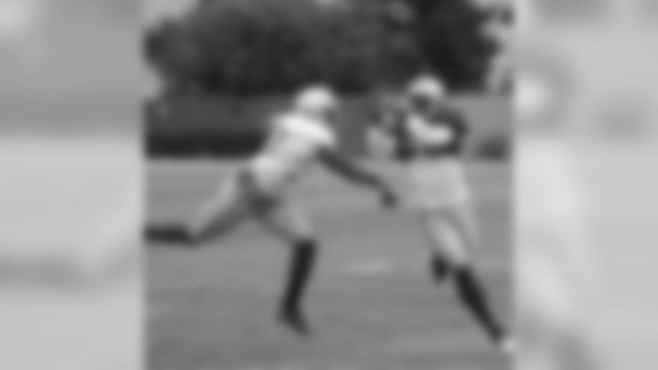 Reggie Smith deflects a pass