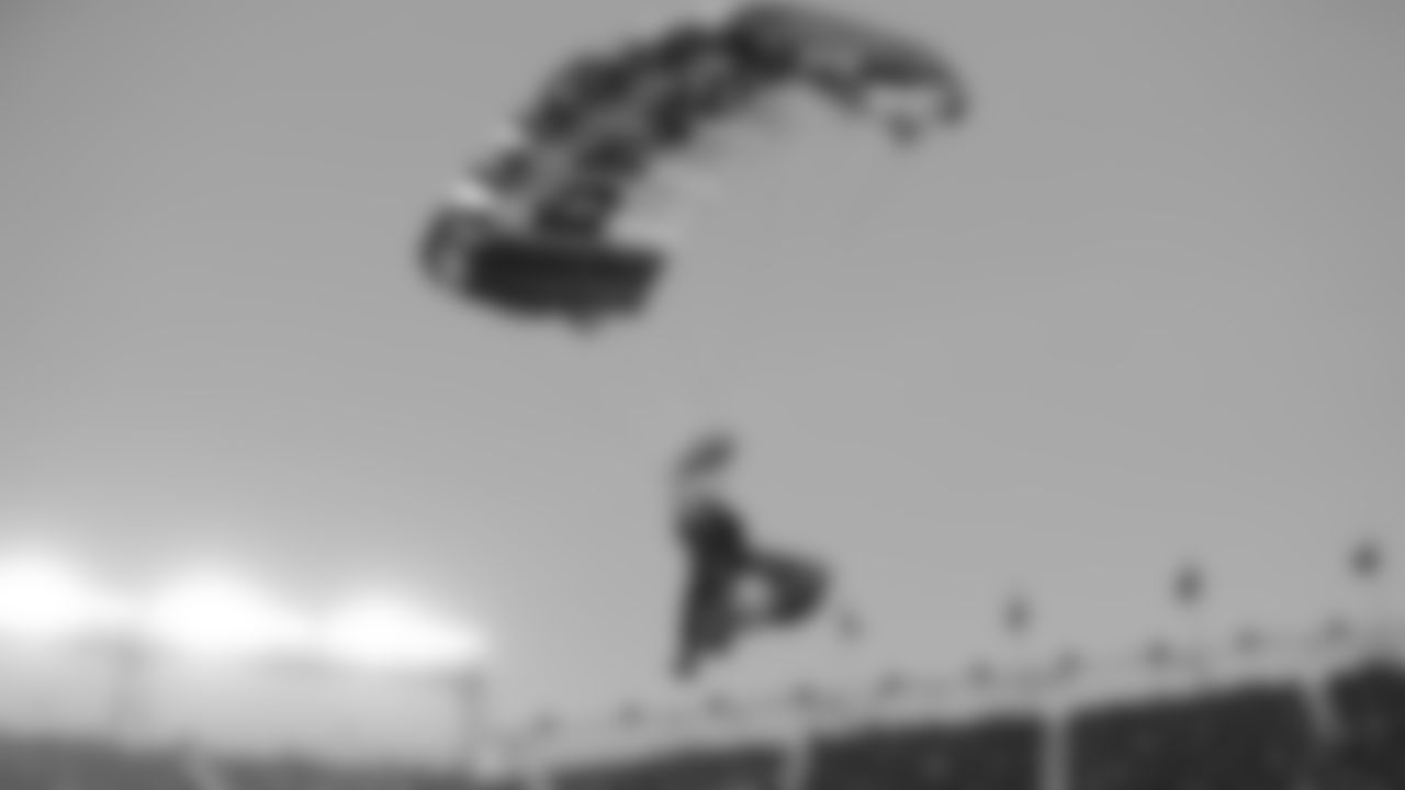 Navy Seals Parachute Team, "Leap Frogs"