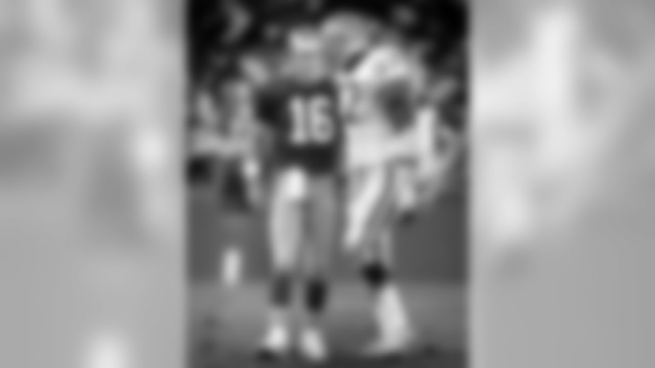 Joe Montana talks with Tim Harris during the Packers 21-17 win in Nov. 1989.