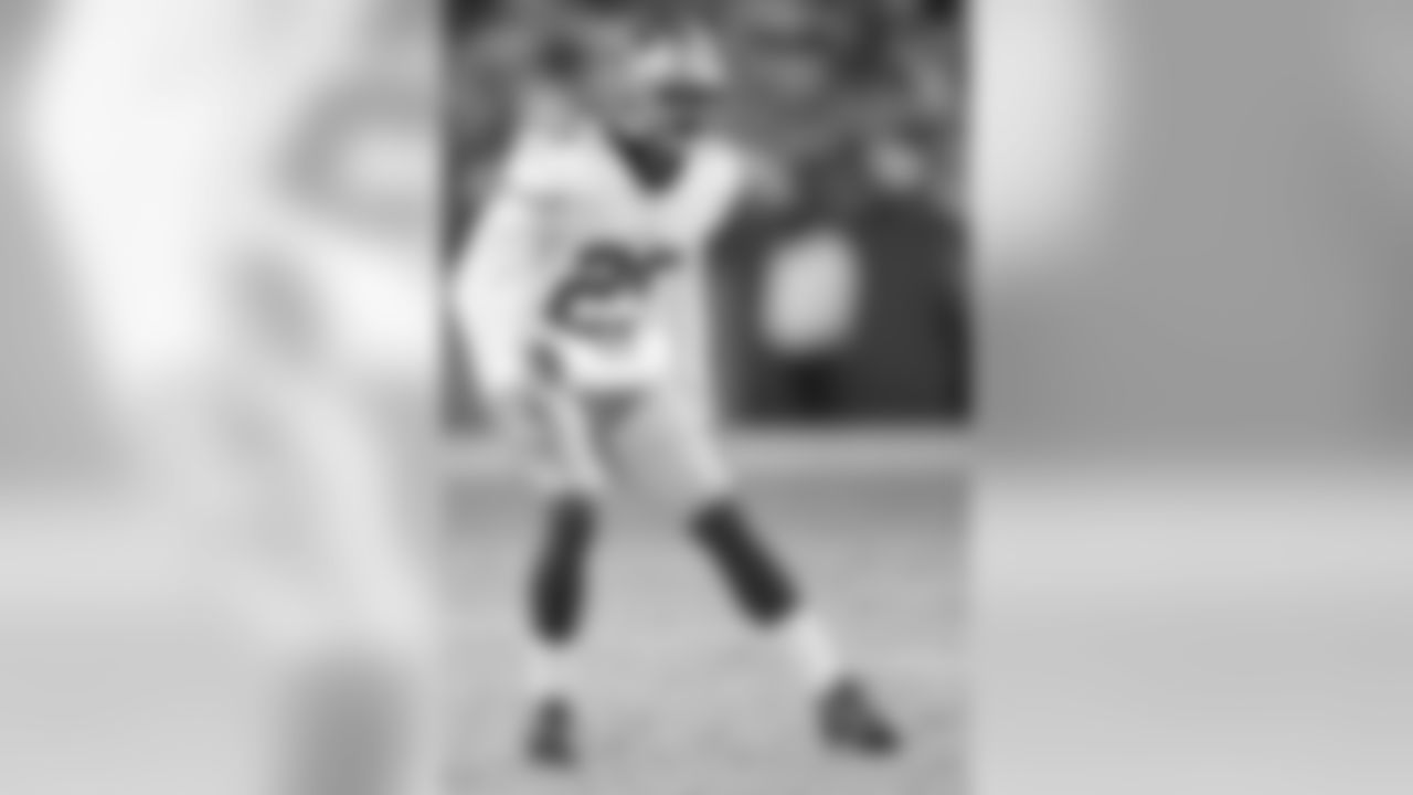 UPDATE: Signed one-year deal with Oakland Raiders.