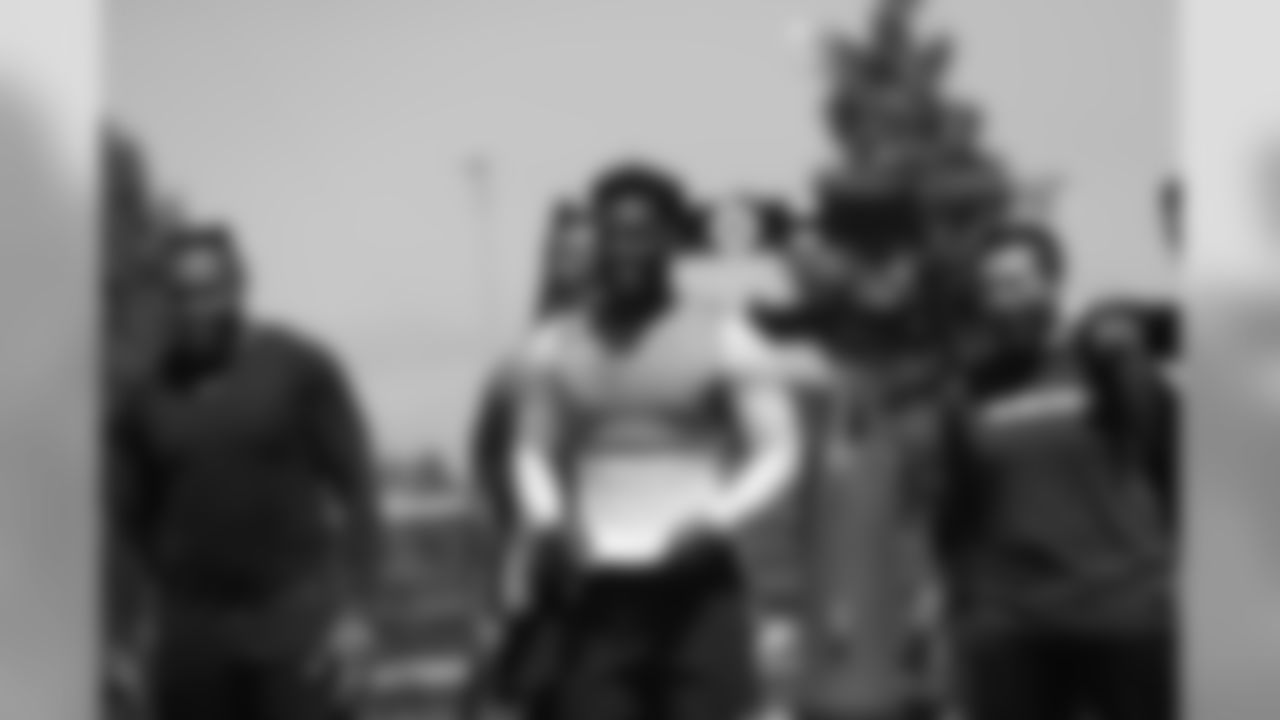 LB Elijah Lee