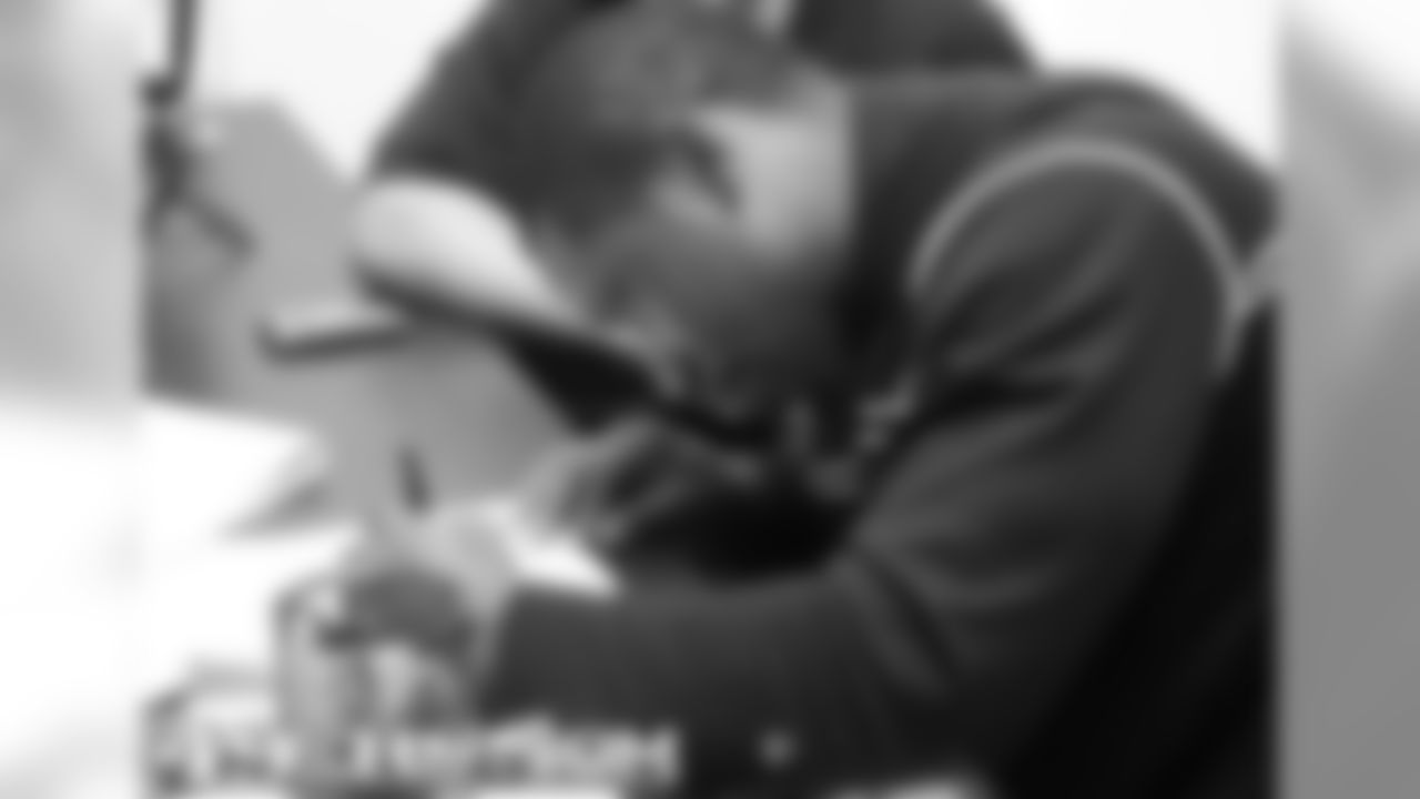 LB NaVorro Bowman signs his contract