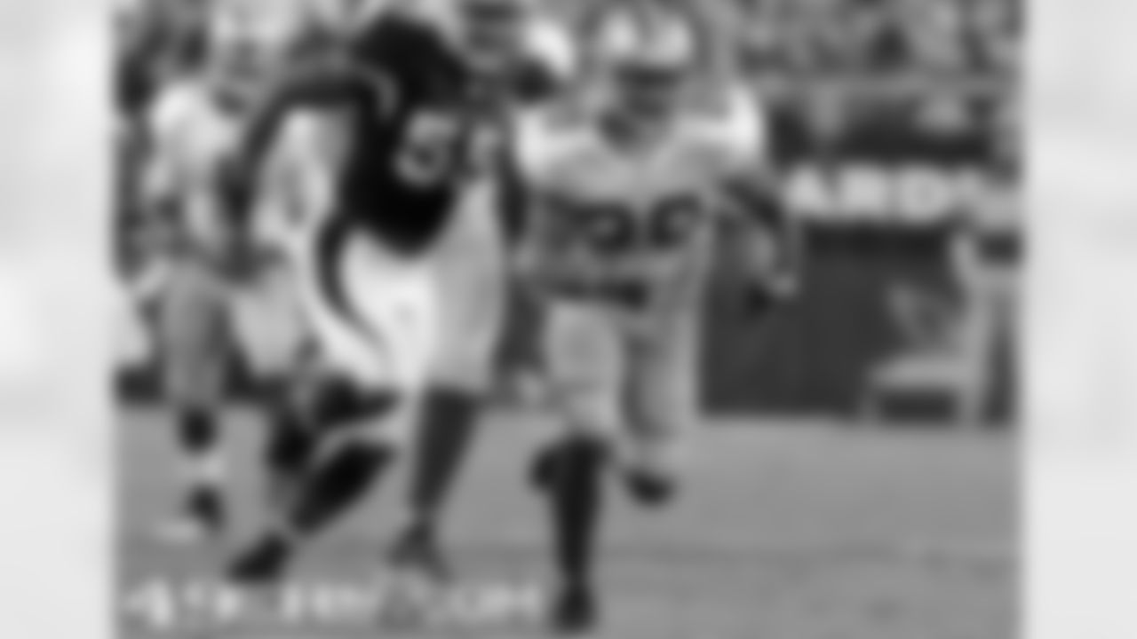 RB Brian Westbrook runs for a big gain in Arizona on MNF
