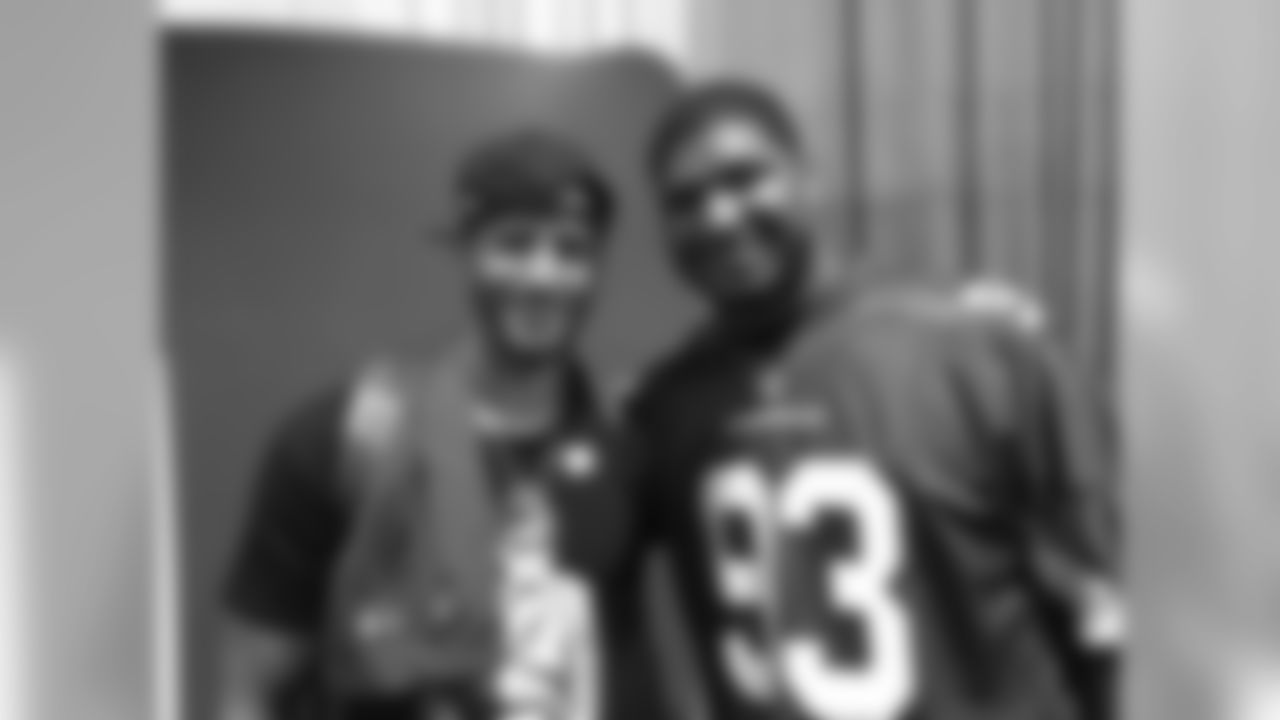 Kaepernick poses with Arizona Cardinals DE Calais Campbell during Super Bowl XLIX weekend.