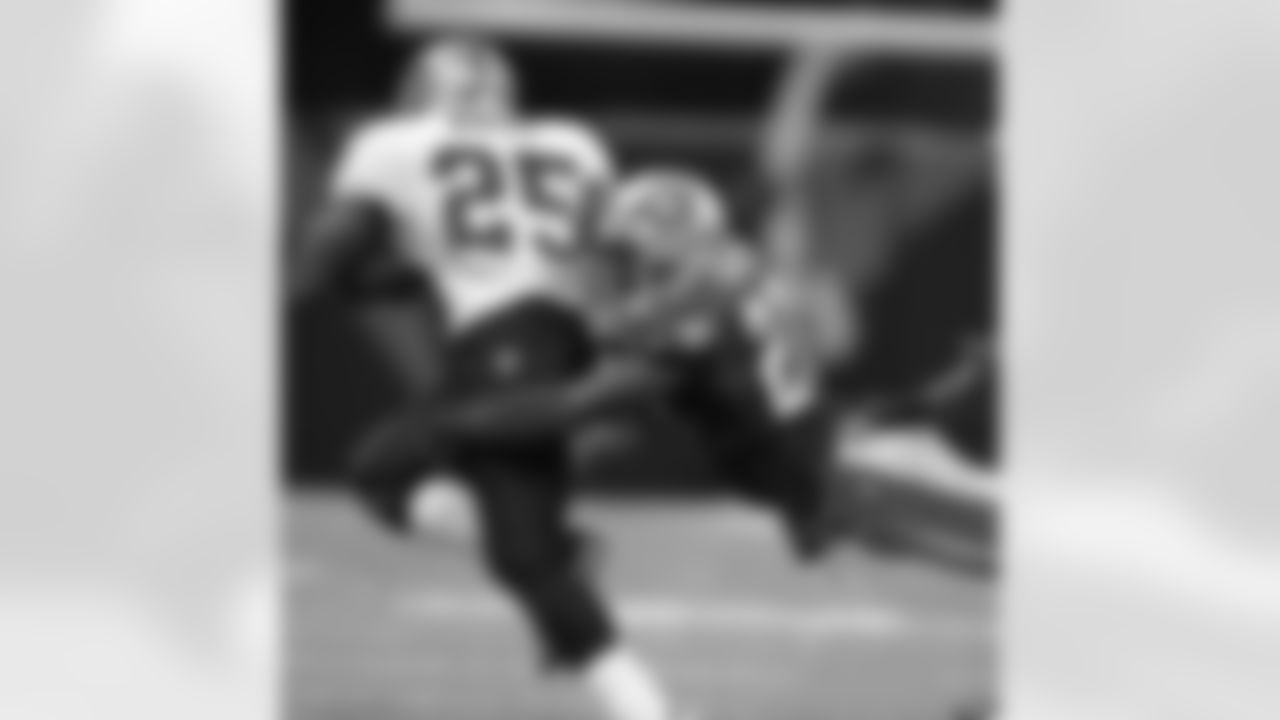 CB Walt Harris makes a diving play to hold up Reggie Bush