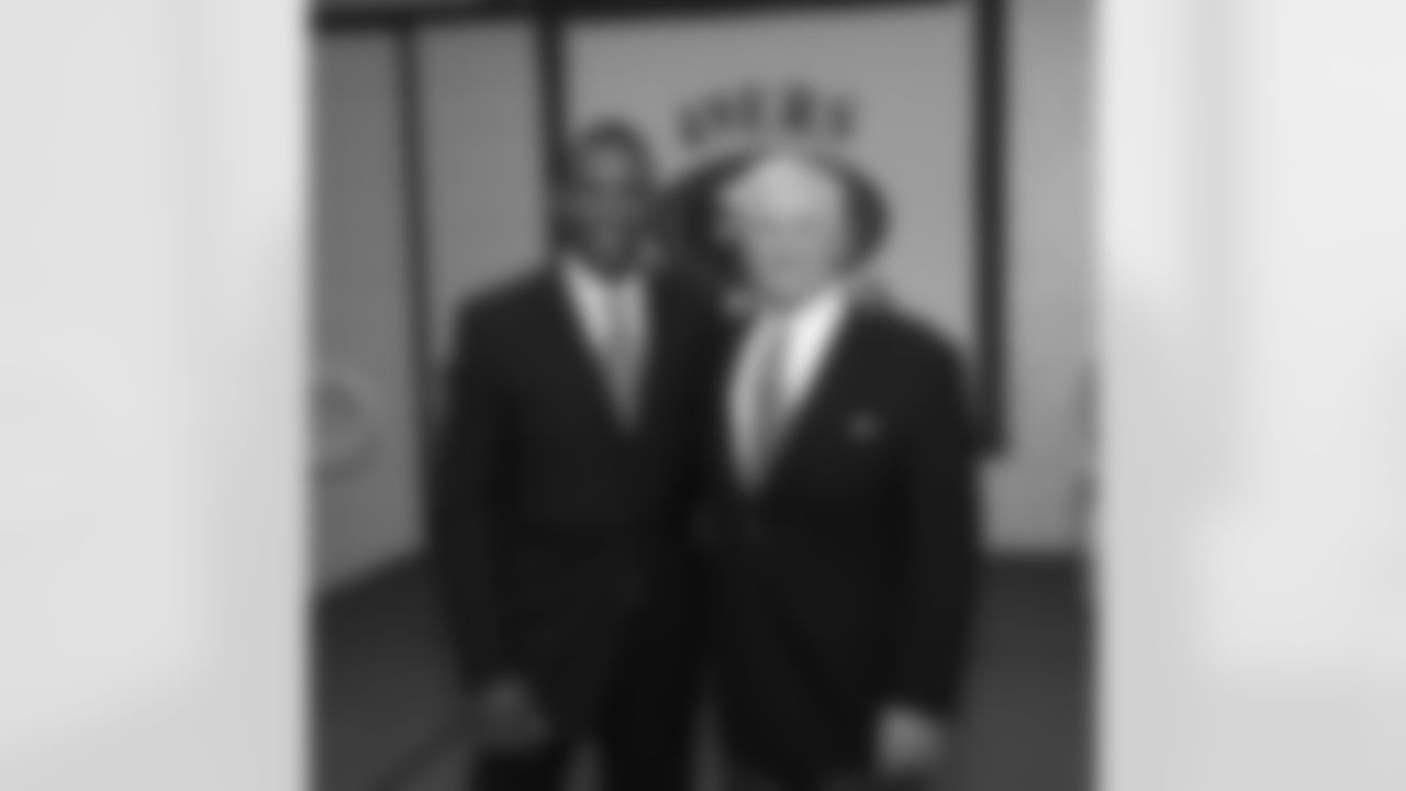 Former LB Keena Turner (1980-1990) and HOF HB Hugh McElhenny (1952-1960)