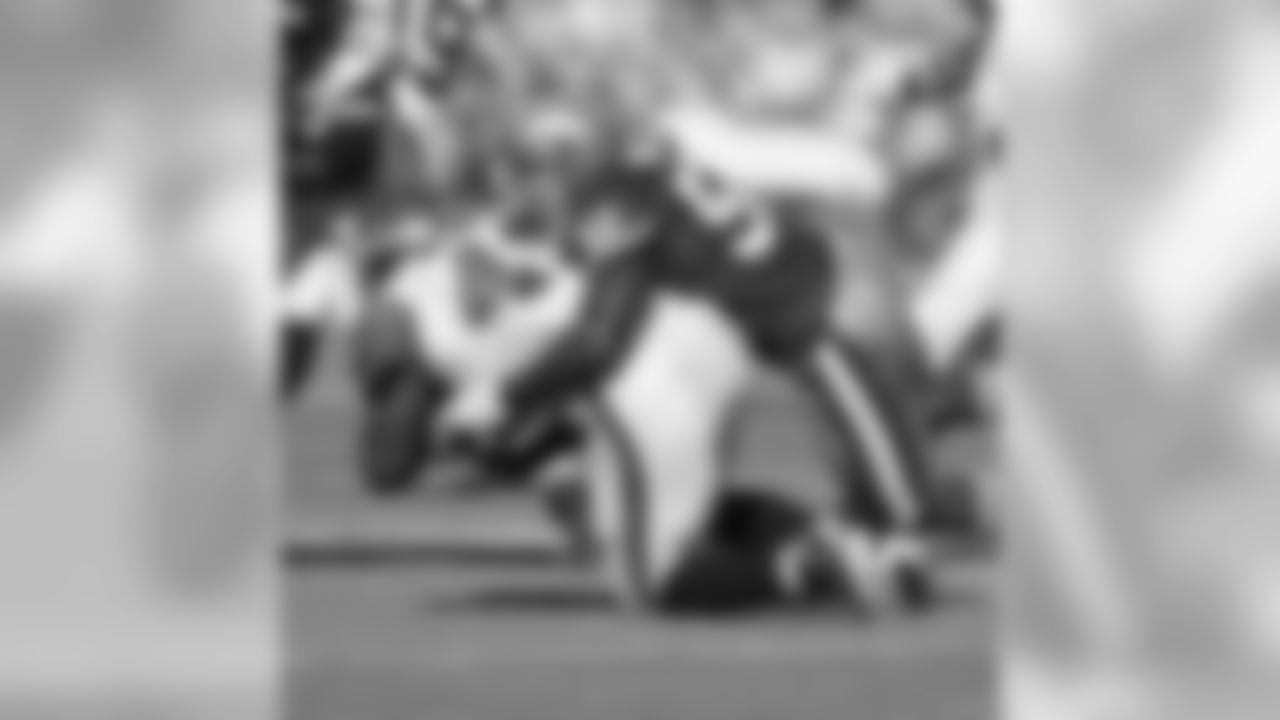 LB Patrick Willis makes a stop