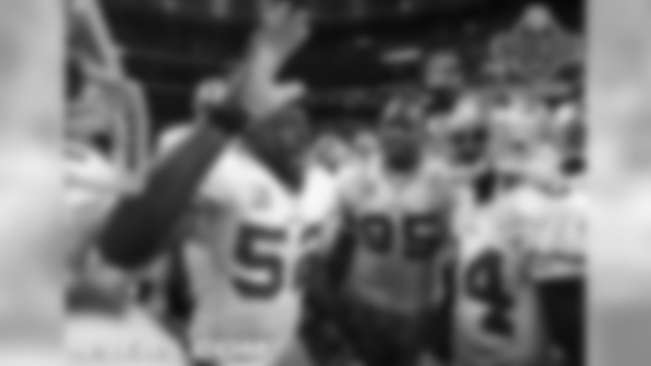 Willis gets his teammates fired up before the season finale.