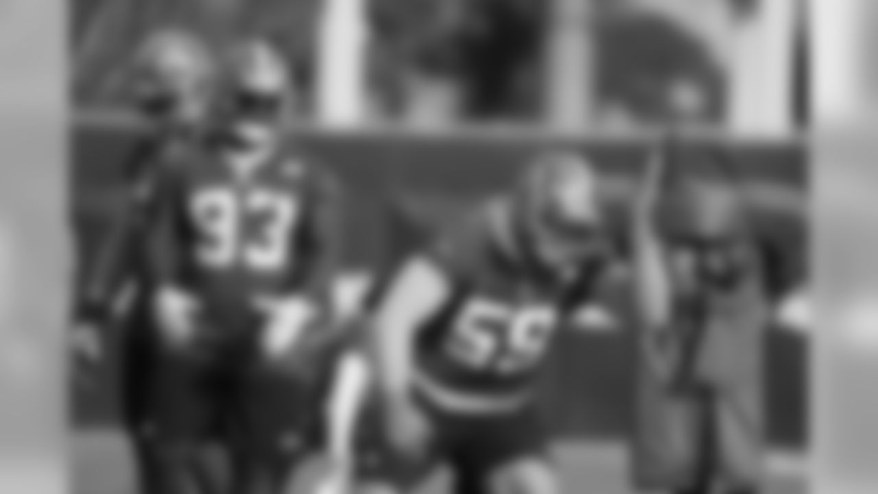 LB Aaron Lynch