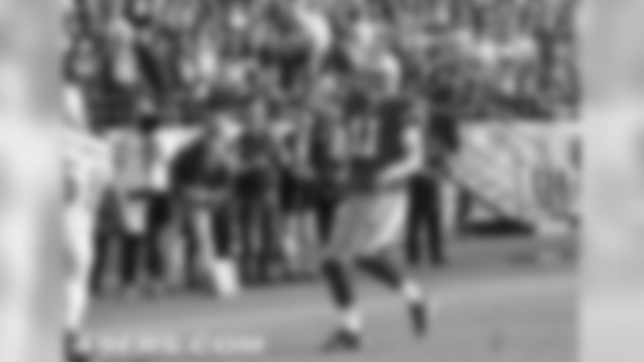 Smith lobs a pass in to the back of the end zone for a touchdown