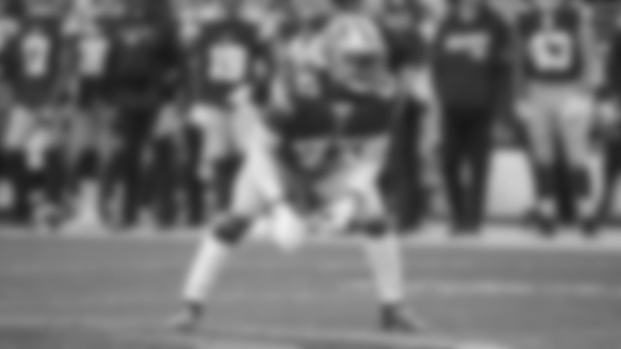 LB Elijah Lee