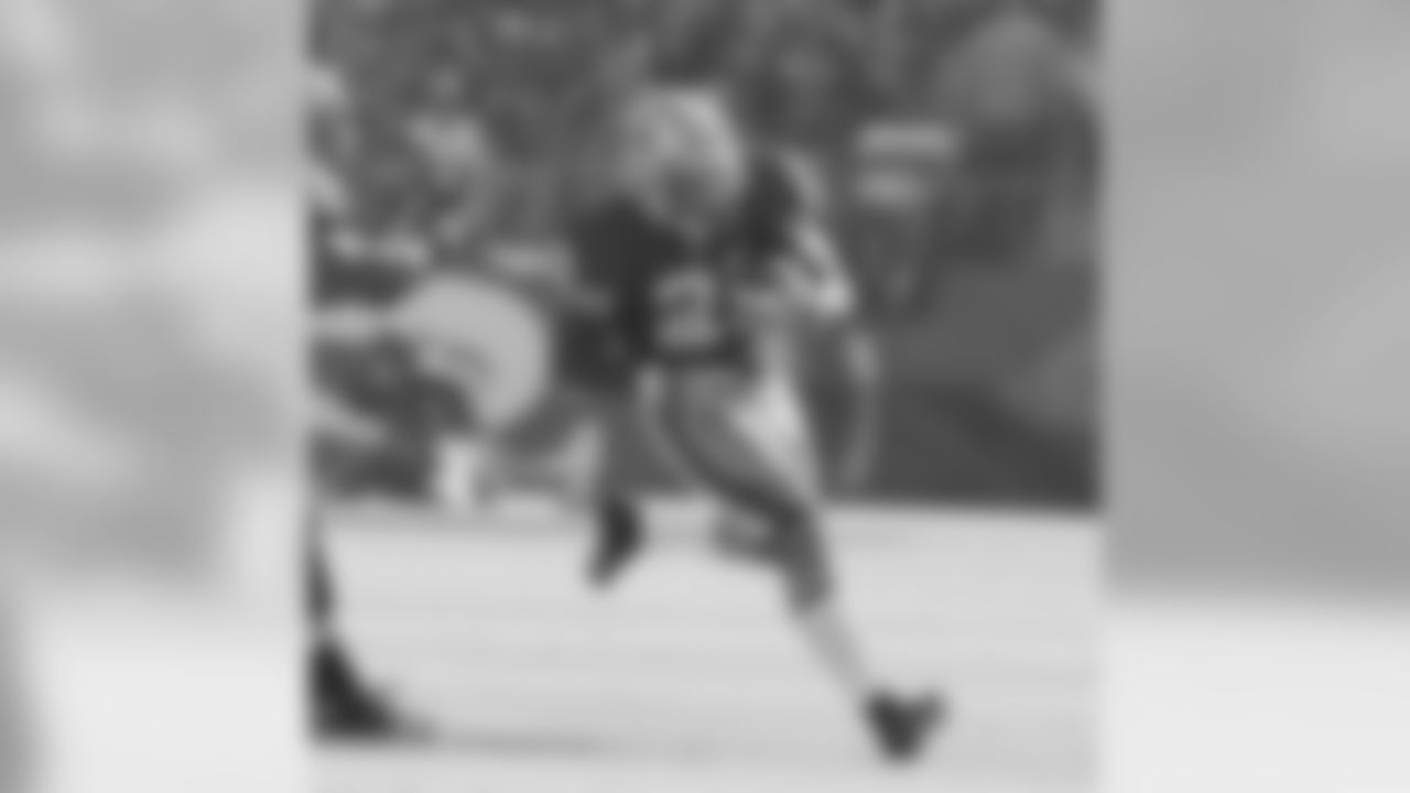 RB Frank Gore in the open field