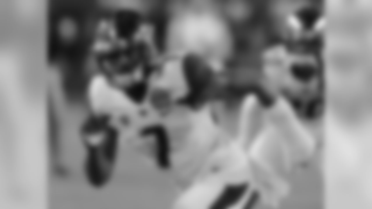 Analysis: Thompson has been a two-way player for the Huskies this fall, lining up at linebacker, safety and running back. I'm projecting him as a weak-side linebacker at the next level.