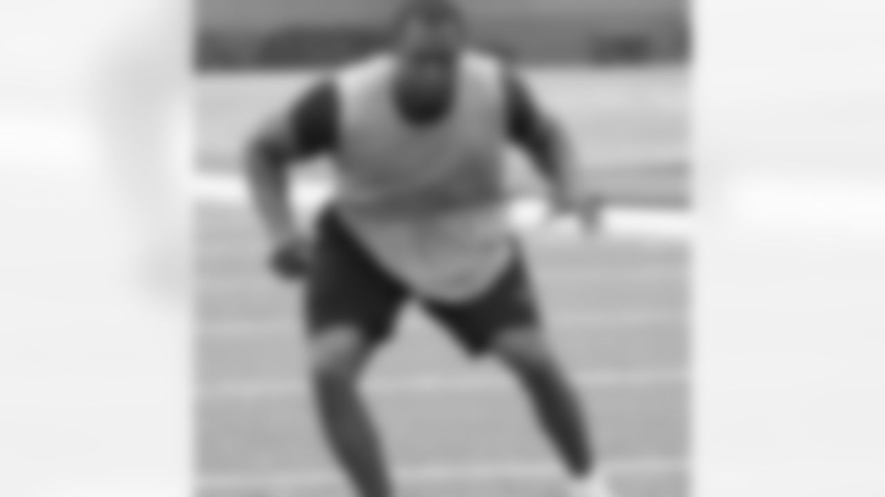 LB Manny Lawson