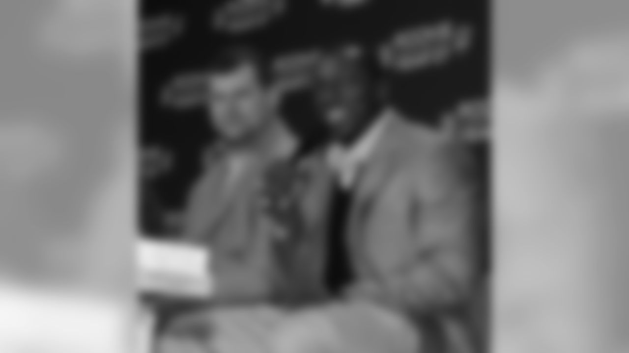 LB Patrick Willis and Cleveland LT Joe Thomas
