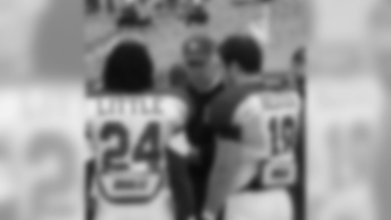 Coach Ted Tollner talks to his running backs.