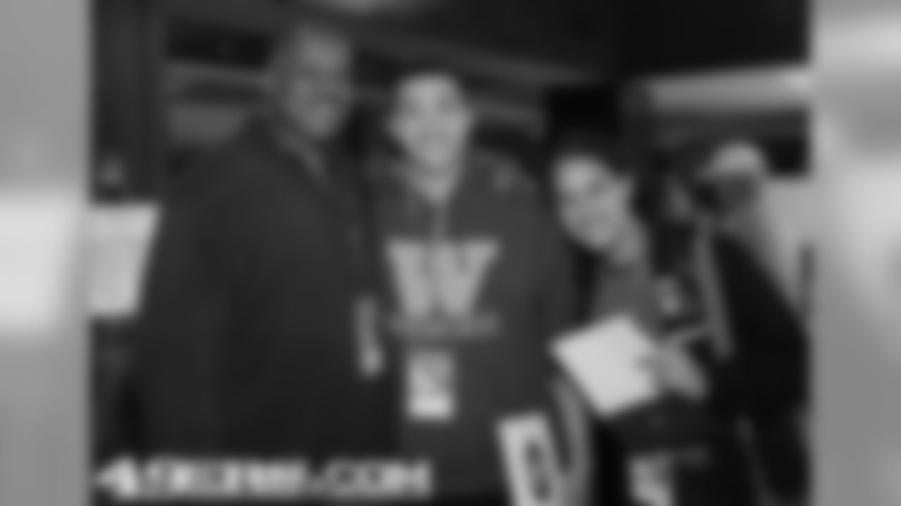 Former 49ers DL Dennis Brown checks in with family