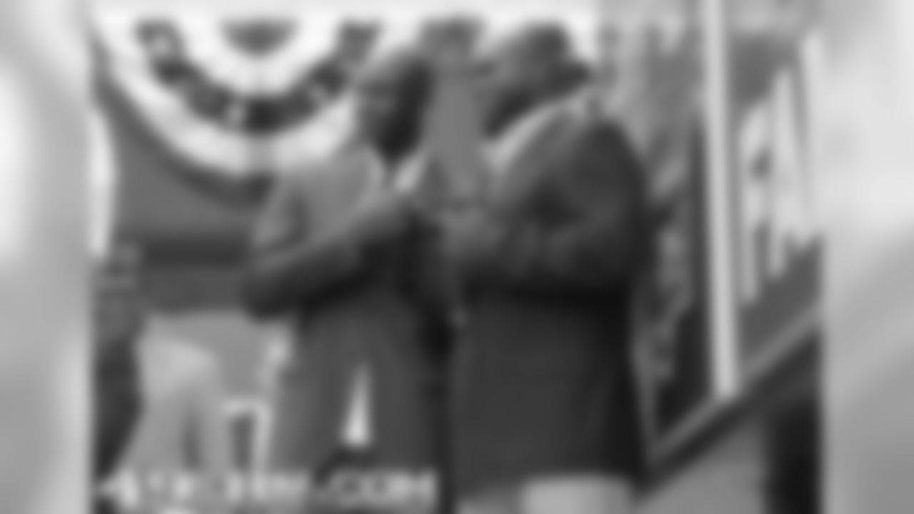 Jerry Rice and Emmitt Smith pose for a picture