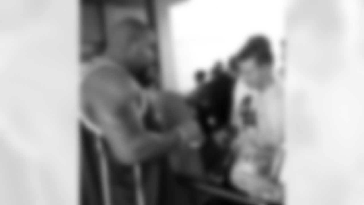 Larry Allen signs autographs at the airport in Hawaii