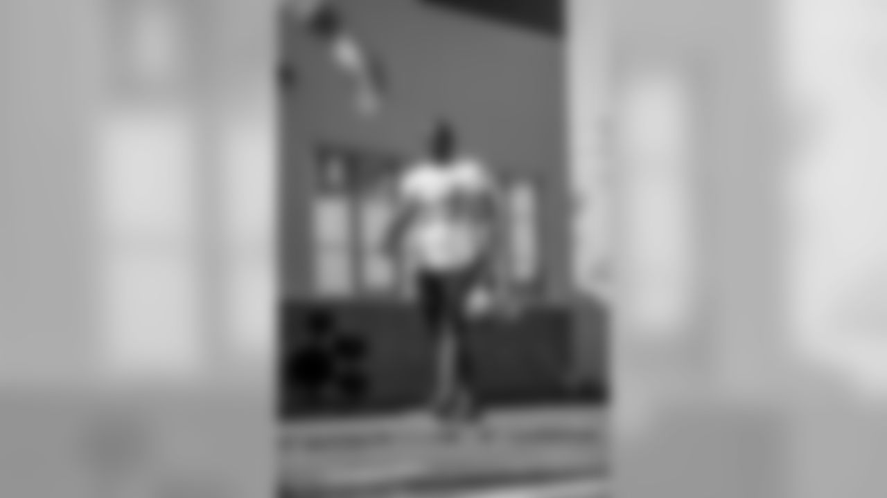 LB Elvis Dumervil