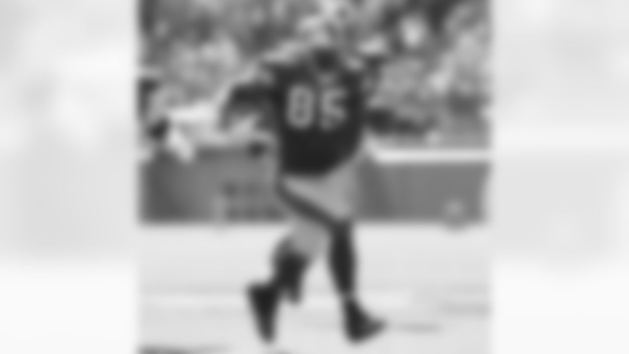 TE Vernon Davis picks up extra yards