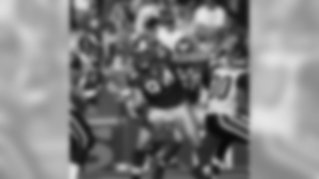 DE Justin Smith pressures the quarterback