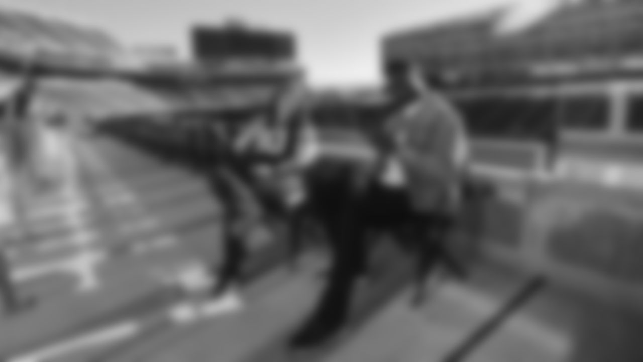 LB Oren Burks, Laura