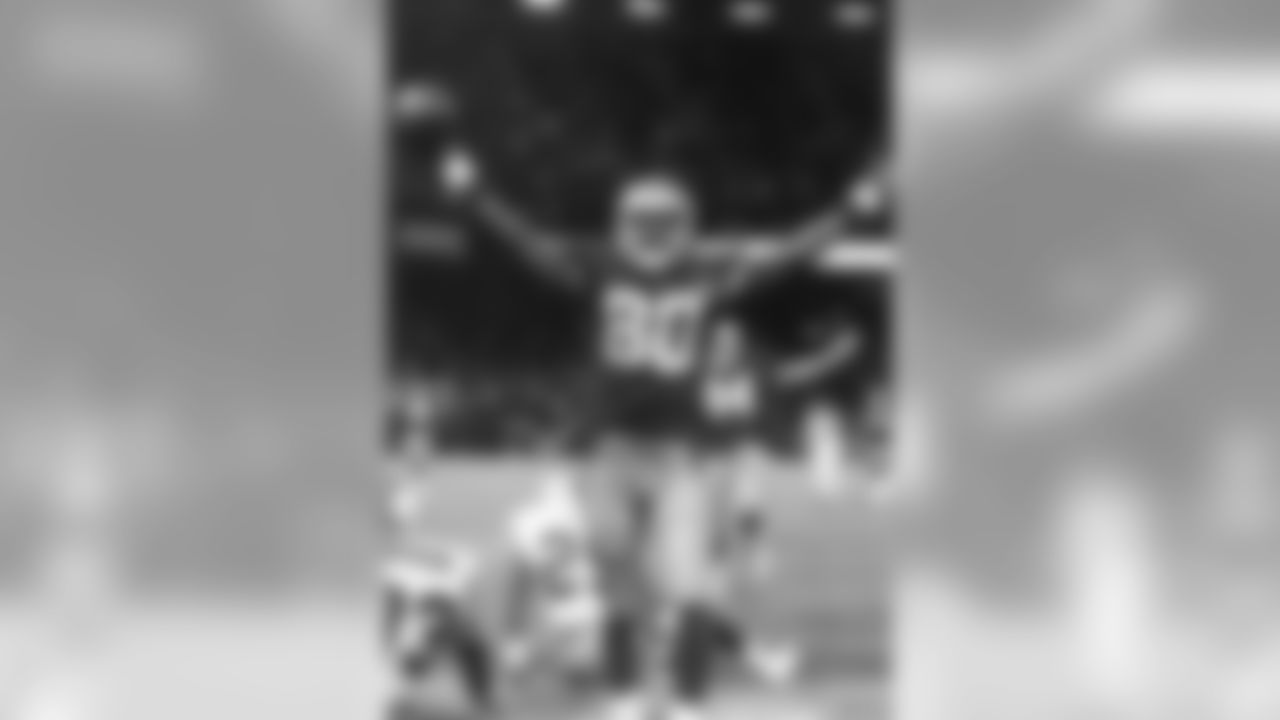 Rice celebrated after his 127th touchdown catch against Oakland