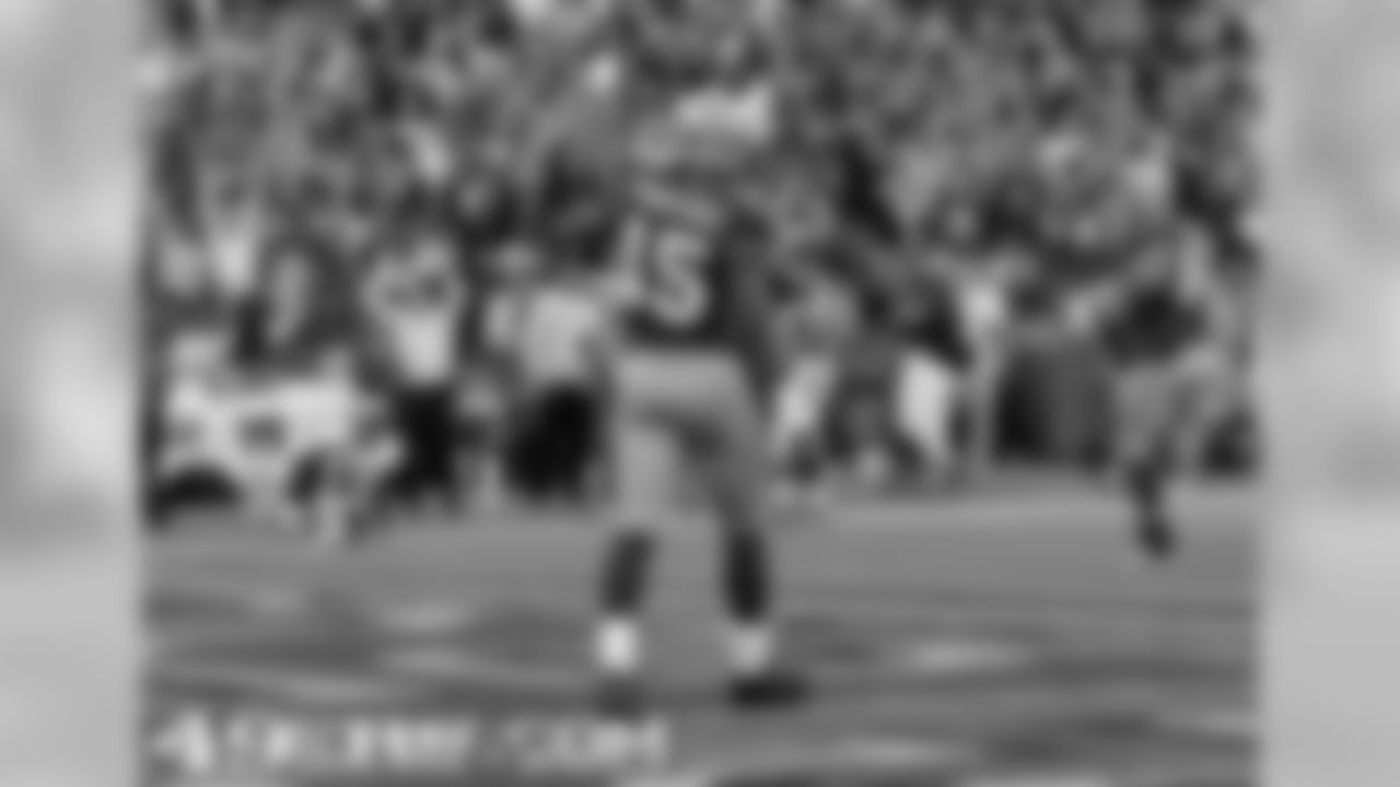 WR Michael Crabtree celebrating Gore's TD
