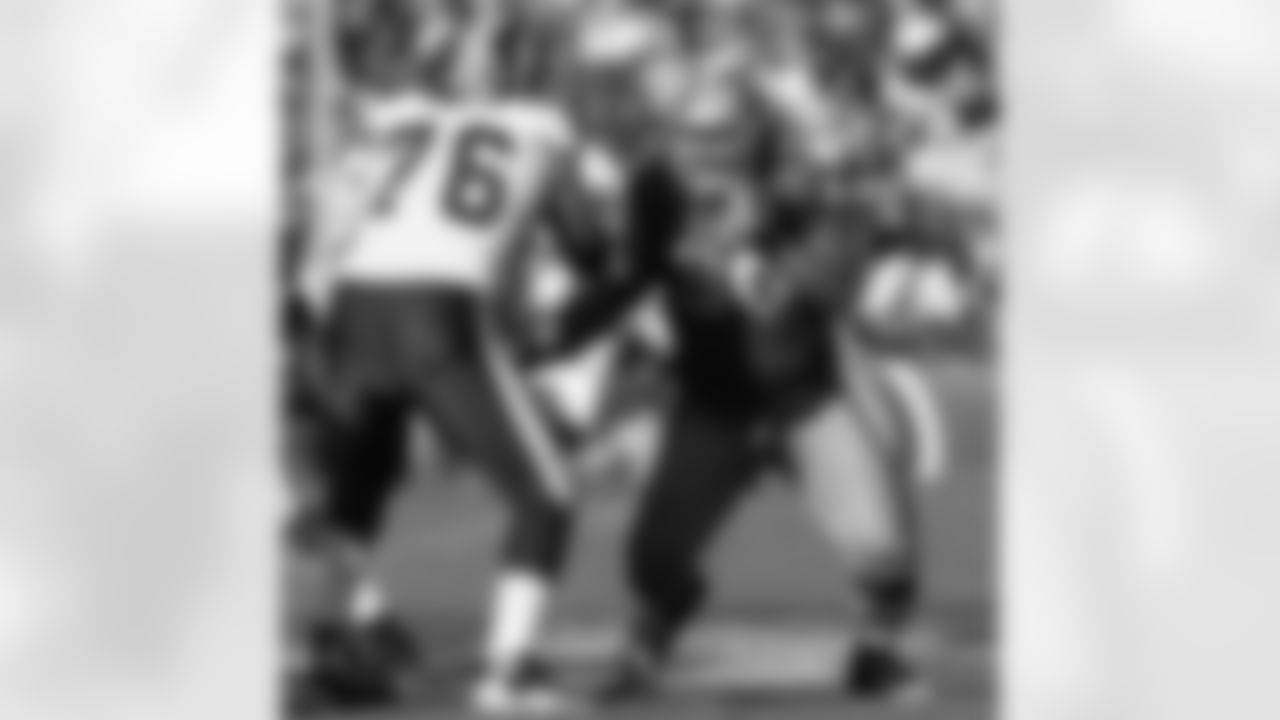 DE/DT Isaac Sopoaga rushes the passer