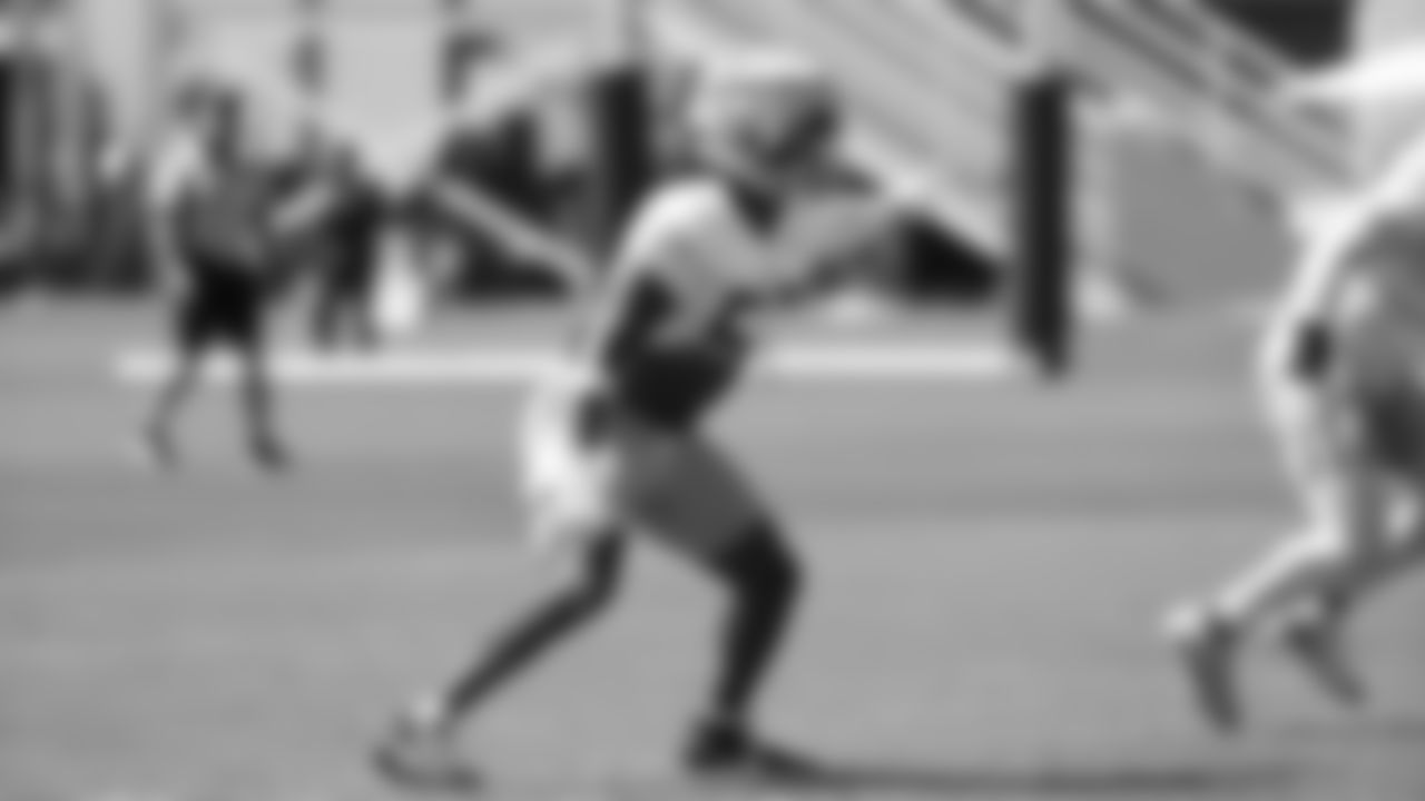 LB Dee Winters