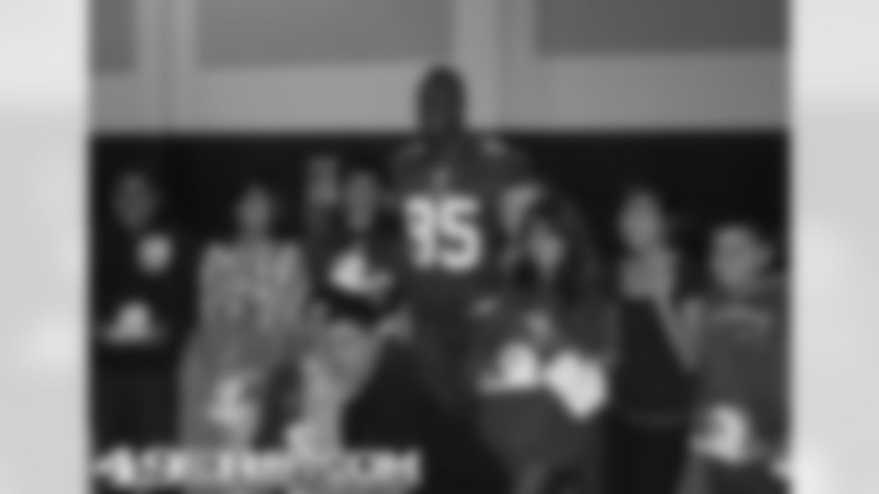 Vernon Davis with Cabrillo Middle School students