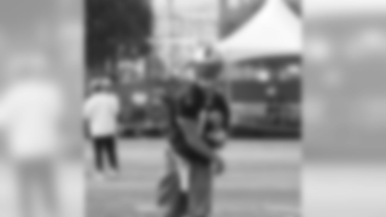 Alex Smith throws a pass